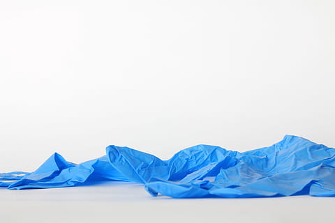 luvas, borracha, azul, ninguém, amassado, lixo, branco, copie o espaço, tiro do estúdio, origens, fundo branco, dentro de casa, têxtil, enrugado, cor branca, emoção, escasso, linho, simplicidade, relaxamento, cama, fundo colorido, mobília, confortável, 5K, CC0, domínio público, royalty free