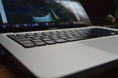 Mela, computer, tastiera, chiavi, il computer portatile, macbook, Macbook Pro, tecnologia, lavoro, spazio di lavoro, tecnologia wireless, attrezzatura informatica, connessione, tastiera del computer, comunicazione, avvicinamento, in casa, nessuno, attrezzatura, tavolo, tasto del computer, messa a fuoco selettiva, parte del computer, rete di computer, Internet, attività commerciale, comunicazioni globali, 5K, CC0, dominio pubblico, privo di copyright