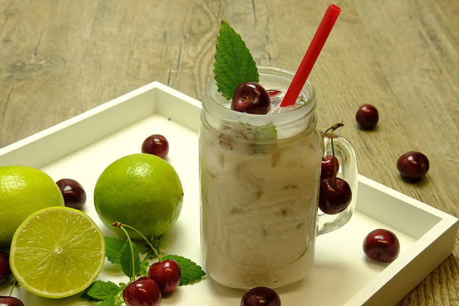 bere yogurt, Yogurt, cocktail, rinfresco, estate, freddo, ghiaccio, ciliegie, fruttato, lime, Limone, menta, bere, bicchiere, cannuccia, frutta, cibo e bevande, cibo, mangiare sano, freschezza, attrezzature domestiche, agrumi, foglia, benessere, nessuno, in casa, frutti di bosco, ciliegia, foglia di menta - culinaria, erba, contorno, 5K