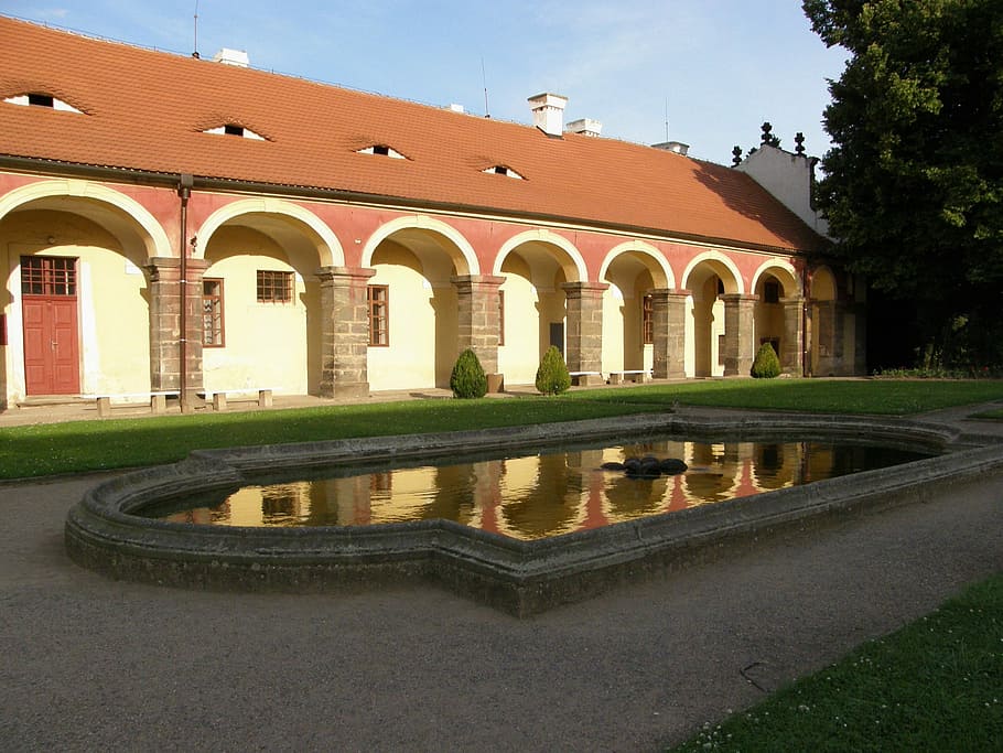 arcade, castell, arquitectura, monument, castell, arquitectura, República Txeca, mansió, edifici, cel, llocs d'interès, històric, libochovice, a l'aire lliure, exterior de l'edifici, estructura construïda, columna arquitectònica, cap gent, arc, naturalesa, planta, aigua, el passat, història, arbre, dia, reflexió, destinacions de viatge, pati, 2K