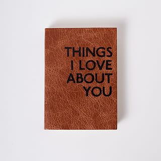 marrón, negro, cosa de cuero que amo, impreso, decoración, todavía, artículos, cosas, libro, cuaderno, diario, extracto, citar, diciendo, cosas que amo de ti, blanco, texto, foto de estudio, adentro, nadie, escritura occidental, solo objeto, antiguo, Fondo blanco, separar, material de madera, forma, publicación, Una sola palabra, comunicación, de cerca, sabiduría, 4K, CC0, dominio público, libre de derechos
