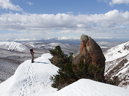 bjerge, kam, højde, åbent rum, klipper, plateau, vinter, snedriver, sne, Caccuri, outliers, vind, højland, rejse, turisme, klatring, ferie, natur, Kamchatka, halvø, himmel, skyer, bjerg, bjergtop, udendørs, vandring, landskab, sport, is, scenics, rigtige mennesker, skønhed i naturen, fritidsaktivitet, scenics - natur, en person, livsstil, sky - himmel, ikke-urbane scene, kold temperatur, dag, aktivitet, eventyr, rolig scene, bjergkæde, snedækket bjerg, 1080P, CC0, offentligt domæne, royaltyfrie