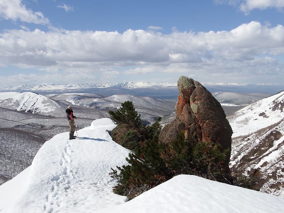 muntanyes, cresta, alçada, espai obert, roques, altiplà, hivern, vent de neu, neu, caccuri, valors extrems, vent, terres altes, viatjar, turisme, escalada, vacances, naturalesa, Kamchatka, península, cel, núvols, muntanya, cim de muntanya, a l'aire lliure, senderisme, paisatge, esport, gel, escenics, persones reals, bellesa a la natura, activitat d'oci, escenics - natura, una persona, estils de vida, núvol - cel, escena no urbana, temperatura de fred, dia, activitat, aventura, escena tranquil·la, Serra, muntanya nevada, 1080P