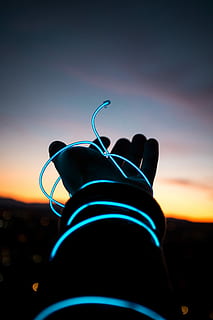 azul, fio de luz, pessoa, esquerda, mão, foto, vestindo, brilho, Sombrio, pulseira, leve, fio, néon, silhueta, céu, por do sol, natureza, visão de baixo ângulo, fechar-se, ninguém, ao ar livre, reflexo de lente, focar em primeiro plano, crepúsculo, luz solar, beleza na natureza, nuvem - céu, 5K, CC0, domínio público, royalty free