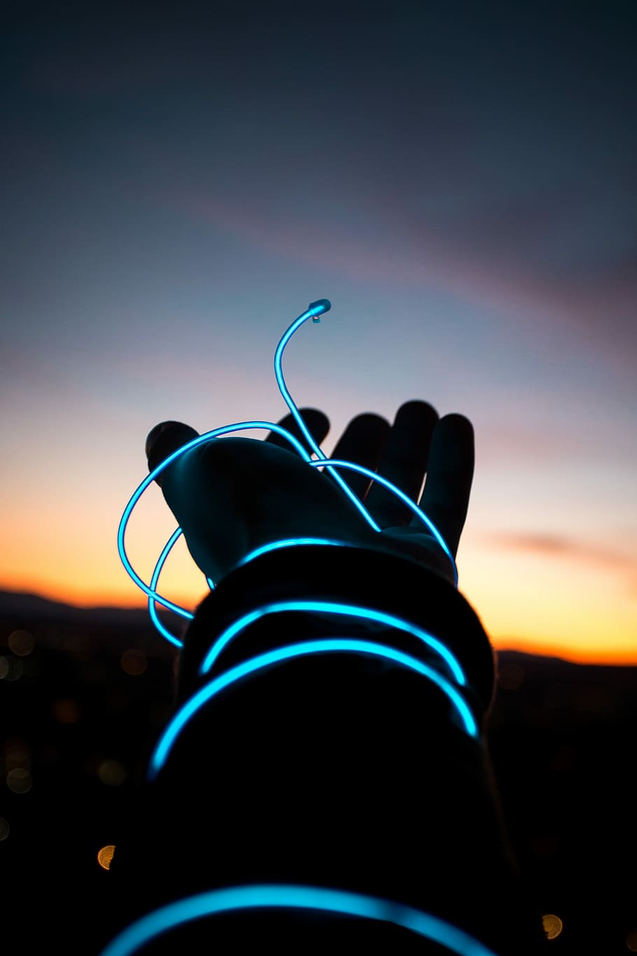 Blau, Lichtdraht, Person, links, Hand, Foto, tragen, glühen, dunkel, Armband, Licht, Draht, Neon-, Silhouette, Himmel, Sonnenuntergang, Natur, Flachwinkelansicht, Nahansicht, keine Leute, draußen, Linseneffekt, Fokus auf den Vordergrund, Dämmerung, Sonnenlicht, Schönheit in der Natur, wolke - himmel, 5K