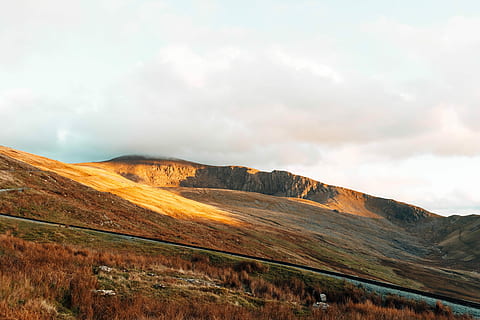 foto del paisaje, montañas, marrón, blanco, clous, colina, puesta de sol, montaña, la carretera, hora dorada, Dom, campo, cielo, nubes, invierno, Wale, snowdon, nube - cielo, ambiente, paisaje, paisajes - naturaleza, nadie, belleza en la naturaleza, naturaleza, tierra, día, destinos de viaje, otoño, escena no urbana, remoto, tranquilidad, al aire libre, geología, escena tranquila, cordillera, 5K, CC0, dominio público, libre de derechos