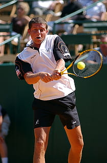 mężczyzna, gra, tenis ziemny, dzień, gracz, rakieta, Sąd, grać, piłka, sport, tenisista, aktywny, mecz, sportowiec, zawody, atletyczny, na wolnym powietrzu, zestaw, kort tenisowy, męski, profesjonalny, salwa, trafienie, konkurencyjny, silny, rakieta tenisowa, trzy czwarte długości, styl życia, ludzie, prawdziwi ludzie, mężczyźni, spędzania wolnego czasu, trzymać, przedni widok, stężenie, na stojąco, młody dorosły, odzież, umiejętność, 1080P, CC0, domena publiczna, darmowe zdjęcia