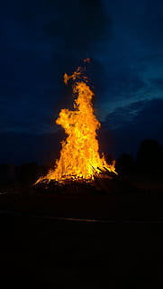 foc, ple estiu, flama, fusta, fosc, nit, solstici, calenta, fum, cremant, fellingshausen, lloc del festival, terra, foc - fenomen natural, cap gent, naturalesa, fum - estructura física, calor - temperatura, cel, camp, medi ambient, accidents i desastres, senyal d'advertència, a l'aire lliure, núvol - cel, moviment, color taronja, signe, foguera, poder a la natura, Pol · lució, 8K, CC0, domini públic, lliure de regalies