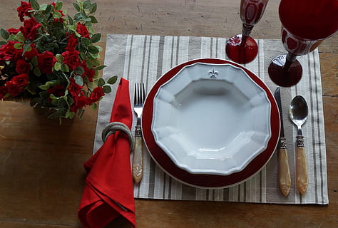 masa, decor, masa de seara, decor modern, birou ordonat, bagaje, luxos, mancare si bautura, echipamente de uz casnic, ustensile de bucatarie, direct deasupra, în interior, prospeţime, mănâncă ustensile, alimente, băutură, lemn - material, roșu, vedere în unghi mare, sticlă, floare, gustare, a închide, pahar de băut, plantă, şerveţel, nici o persoana, masă, mic dejun, faianță, cadru, 2K, CC0, domeniu public, fără drepturi de autor