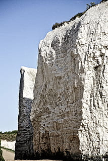 falaises, falaises blanches, plage, bord de mer, Roche, paysage, côte, littoral, côtier, la nature, ciel, ciel clair, journée, formation rocheuse, rock - objet, solide, personne, terre, en plein air, géologie, falaise, lumière du soleil, tranquillité, texturé, environnement, beauté dans la nature, faible angle de vue, bleu, formation, érodé, 2K, CC0, domaine public, libre de droits