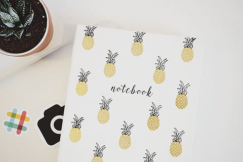 Ananas drucken Notebook, Ananas, Dessert, Vorspeise, Obst, Saft, Ernte, Notizbuch, Tagebuch, Briefe, Pflanze, drinnen, keine Leute, Muster, Blumenmuster, direkt darüber, Studioaufnahme, Nahansicht, Stillleben, Wandbau - Funktion, Design, hängend, Textil-, Kunst und Handwerk, große gruppe von gegenständen, Herzform, Variation, Tag, Gelb, Text, Blatt, 5K, CC0, gemeinfrei, lizenzfrei