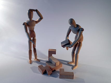Două, de lemn, jucării personale, problemă, întrebare, soluţie, raspuns, sarcină, dificultate, puzzle, solutie la problema, învăța, păpuşă, păpușă de lemn, figura, lungime totală, reprezentare umană, figurină, cooperare, asemănarea bărbaților, resolidarizare, lucru in echipa, reprezentare, grup de oameni, Afaceri, bărbați, echilibru, în interior, manechin, oameni, masculi, natură, jucărie, adult, efort, 2K, CC0, domeniu public, fără drepturi de autor