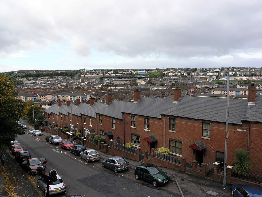 zona del pantà, vist, parets, al costat de la bogeria, zona, derry, Irlanda, ciutat, núvols, fotografies, cases, domini públic, escena urbana, carrer, llocs de viatges, arquitectura i edificis, cotxe, dia, a l'aire lliure, vida de ciutat, núvol - cel, arquitectura, automòbil, exterior de l'edifici, manera de transport, transport, estructura construïda, paisatge urbà, edifici, vista d’angle alt, barri residencial, vehicle terrestre, carretera, cel, carrer de la ciutat, naturalesa, cap gent, 720P