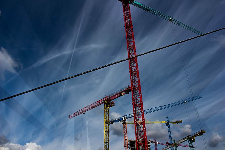 baix, fotografia d'angle, torre de grua, diverses grues de construcció, grua, cel, construcció, dispositiu d’elevació, cable, industrial, indústria, industria de la construcció, maquinària, grua - maquinària de construcció, vista d’angle baix, núvol - cel, lloc de construcció, arquitectura, estructura construïda, desenvolupament, cap gent, naturalesa, dia, tecnologia, blau, metall, a l'aire lliure, connexió, electricitat, equips de construcció, equipament industrial, Font d'alimentació, 4K