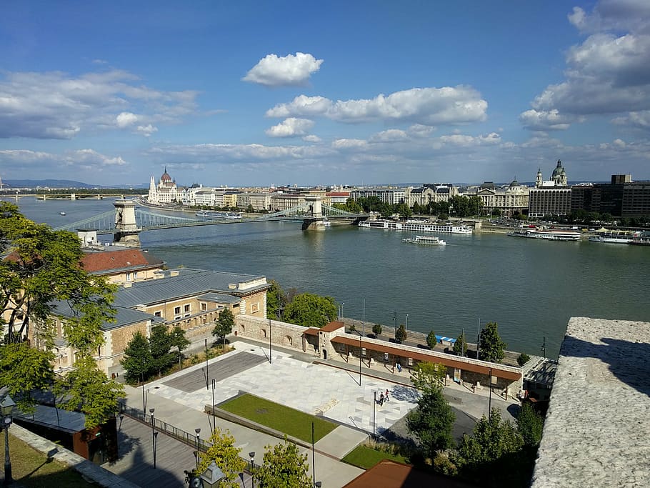 danub, vista, budapest, arquitectura, estructura construïda, exterior de l'edifici, aigua, ciutat, cel, núvol - cel, naturalesa, edifici, vista d’angle alt, dia, riu, destinacions de viatge, cap gent, turisme, pont, transport, planta, a l'aire lliure, paisatge urbà, pont - estructura feta per l'home, 4K