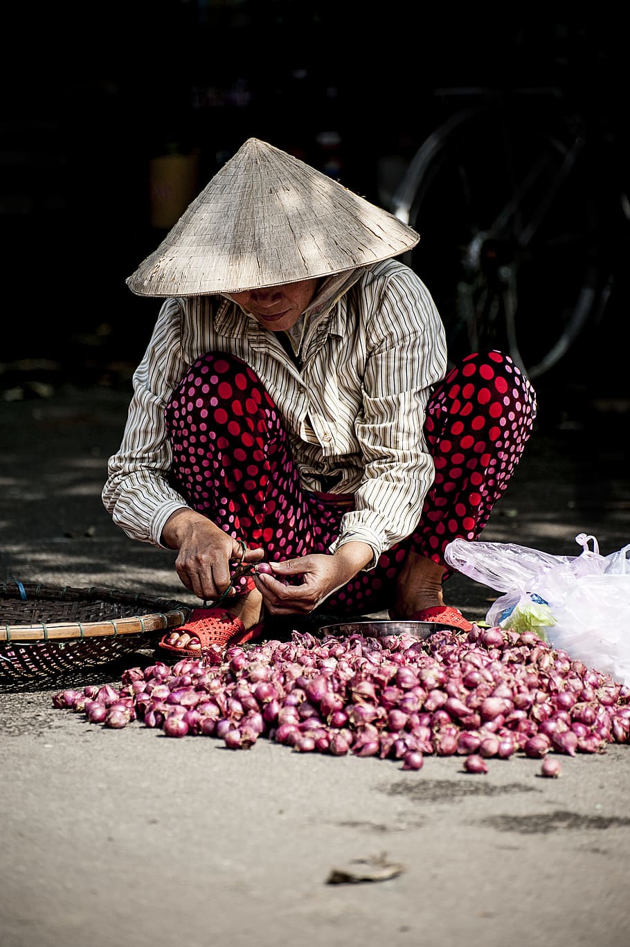 orang mengiris bawang, orang, kemeja, mengiris, Bawang, kantong plastik, wanita, putih, coklat, berwarna merah muda, pembalut kaki, siang hari, orang-orang, Asia, India, satu orang, pasar, laki-laki, budaya India, hanya wanita, satu perempuan saja, hanya untuk orang dewasa, buah, dewasa, orang sungguhan, kesegaran, perempuan, makanan dan minuman, makanan, dijual, makan sehat, kesejahteraan, hari, pendudukan, penjualan, bisnis, sayur-mayur, sekelompok besar objek, kerja, di luar rumah, 4K
