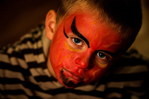 diable, noi, pintat, diversió, cara, carnaval, màscara, vermell, retrat, mirant la càmera, part del cos humà, primer pla, ull humà, tirada al cap, una persona, part del cos, a l'interior, pintura, rostre humà, infància, pintura de cara, nen, centrar-se en primer pla, fantasmal, horror, por, fosc, dolent, fons negre, innocència, 2K, CC0, domini públic, lliure de regalies