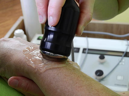 tæt på, fotografering, person, bedrift, sort, apparat, arm, klar, væske, fysioterapi, fysio, terapi, elektroterapi, hånd, samling, velsigne dig, gel, teknologi, menneskelig hånd, menneskelig kropsdel, en person, kropsdel, indendørs, finger, rigtige mennesker, menneskelig finger, voksen, beskæftigelse, dygtighed, personlige perspektiv, fokus på forgrunden, arbejder, arbejdsværktøj, menneskelig lem, 4K, CC0, offentligt domæne, royaltyfrie