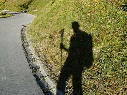 hispà, humà, senderisme, vagabund, motxilla, bastons de senderisme, joc d'ombres, ombra, persona, llum, silueta, fotògraf, director de fotografia, fotografia, rèplica, centrar-se en l'ombra, activitat d'oci, persones reals, caminar, homes, planta, llum solar, herba, naturalesa, dia, una persona, estils de vida, vista d’angle alt, carretera, sendera, camp, de peu, color verd, creixement, a l'aire lliure, 2K, CC0, domini públic, lliure de regalies