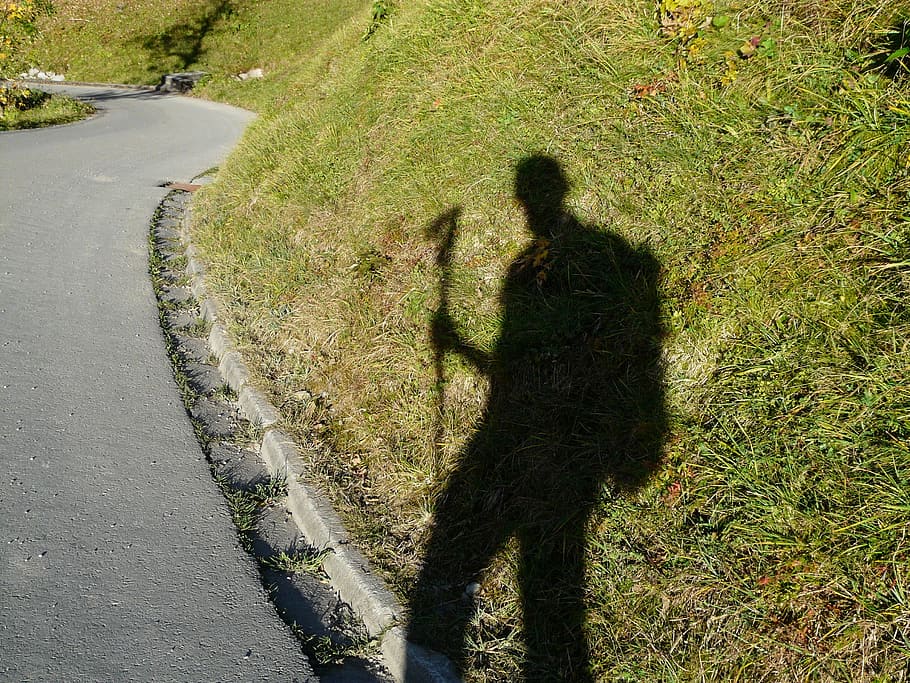 hispà, humà, senderisme, vagabund, motxilla, bastons de senderisme, joc d'ombres, ombra, persona, llum, silueta, fotògraf, director de fotografia, fotografia, rèplica, centrar-se en l'ombra, activitat d'oci, persones reals, caminar, homes, planta, llum solar, herba, naturalesa, dia, una persona, estils de vida, vista d’angle alt, carretera, sendera, camp, de peu, color verd, creixement, a l'aire lliure, 2K