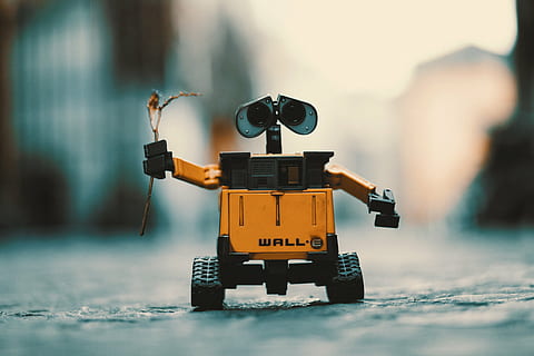 photographie rapprochée, mur e robot, Wall-e, robot, jouet, mignonne, fond d'écran, romantique, Android, mise au point sélective, hiver, personne, en plein air, neige, température froide, ville, journée, fermer, patinoire, transport, enfance, La technologie, futuriste, la créativité, progéniture, science, objet unique, mode de transport, petite voiture, véhicule aérien, voiture, petit, innovation, jaune, véhicule à moteur, à la surface, 5K, CC0, domaine public, libre de droits