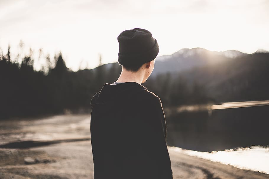 Licht, Mann, Person, Wasser, allein, Mütze, Junge, Ruhe, See, einsam, draußen, entspannend, Einsamkeit, Bäume, eine Person, Erwachsene, Natur, Sonnenlicht, Lebensstile, Rückansicht, junger Erwachsener, hinterleuchtet, Freizeitbeschäftigung, Himmel, Sonnenuntergang, Stehen, Entspannung, Berg, Urlaube, Linseneffekt, 5K