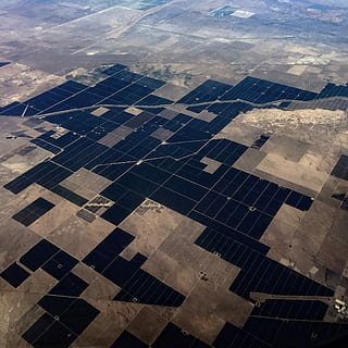 udsigt, top, antenne, gård, miljø, solenergi, natur, dag, solpanel, mønster, høj vinkel visning, luftfoto, udendørs, ingen mennesker, vedvarende energi, landskab, alternativ energi, brændstof og elproduktion, miljøbeskyttelse, patchwork landskab, form, vindue, skønhed i naturen, design, 1080P, CC0, offentligt domæne, royaltyfrie