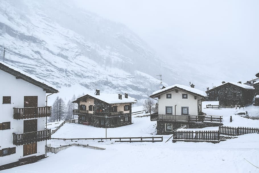 la neve, coperto, case, prospiciente, montagna, aereo, fotografia, bianca, edifici, inverno, chalet, Casa, chalets, temperatura fredda, architettura, costruzione, esterno dell'edificio, struttura costruita, nevicando, quartiere residenziale, scenics - natura, paesaggio, natura, Colore bianco, ambiente, villaggio, bellezza nella natura, congelato, all'aperto, nessuno, cumulo di neve, montagna innevata, tempo estremo, bufera di neve, Cottage, 5K