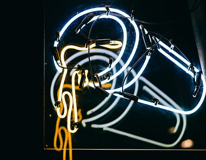 coffeeshop lys, aktivert kaffe neon skilting, lys, skilt, mørk, ingen folk, natt, belyst, musikk, gullfarget, studio skudd, kunstkultur og underholdning, metall, messing instrument, innendørs, gull, nærbilde, musikk Instrument, Nummer, svart bakgrunn, glødende, tekst, belysningsutstyr, kunst og Håndverk, nyttårsaften, 4K, CC0, offentlig domene, opphavsrett gratis