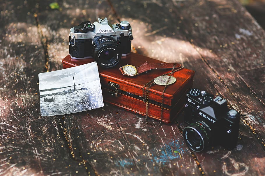 zwei, schwarz, grau, DSLR-Kamera, braun, Tabelle, alt, Jahrgang, Kamera, Kameras, Kanon, Zenit, Russisch, Fotografie, Box, Schatulle, Leidenschaft, Hobby, Fotografie-Themen, Kamera - Fotoausrüstung, Fotoausrüstung, Holz - Material, Technologie, Retro-Stil, keine Leute, Objektiv - optisches Instrument, Stillleben, Tag, High Angle View, Digitalkamera, Nostalgie, Nahansicht, Fokus auf den Vordergrund, Aktivität, Fotografieren, Antiquität, 5K