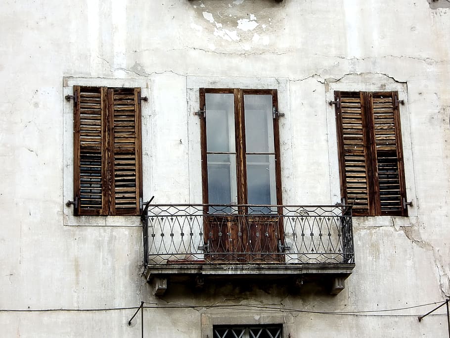 finestra, vell, finestra antiga, façana, històricament, resistent, fusta, vidre, trencar, edifici, finestres de fusta, barri antic, marcs de finestres, obturador, tancat, balcó, ferro forjat, estructura construïda, arquitectura, exterior de l'edifici, cap gent, dia, funció de construcció de parets, a l'aire lliure, vista d’angle baix, abandonat, espatllat, barri residencial, paret, casa, aixafar, metall, 4K