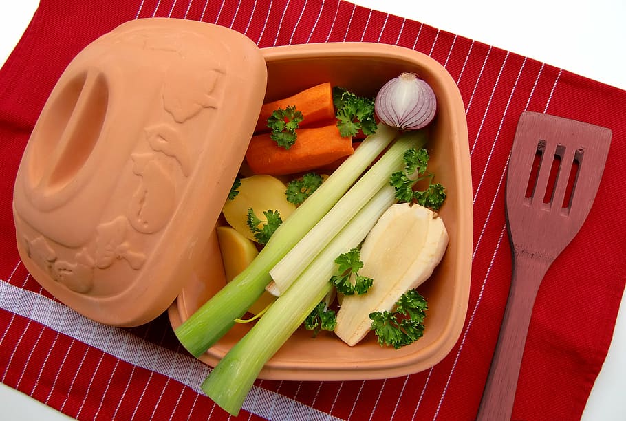 verd, api, pastanagues, patates, marró, bol, cassola de fang, verdures, eliminar, cuinar, saludable, vegetarià, vegà, menjar, vegetals, sopar, vermell, menjar i beguda, alimentació saludable, benestar, estri de cuina, arrel vegetal, utensili per menjar, frescor, pastanaga, a l'interior, bròquil, vista d’angle alt, forquilla, natura morta, llest per menjar, equipament per a la llar, configuració de lloc, cap gent, mat de lloc, ganivet de taula, carmanyola, 2K