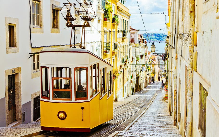 giallo, bianca, treno, rotaie, case, Lisbona, paesaggio, tranvia, strada, scena urbana, città, funivia, viaggio, Europa, architettura, destinazioni di viaggio, posto famoso, mezzi di trasporto, turismo, all'aperto, culture, vecchio, cittadina, vita di città, paesaggio urbano, Portogallo, esterno dell'edificio, storia, struttura costruita, trasporto pubblico, giorno, trasporto ferroviario, traccia, ferrovia, modo di trasporto, cielo, natura, quartiere residenziale, veicolo terrestre, direzione, costruzione, 2K