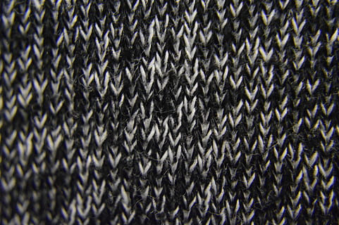 macro, threads, kleding stof, structuur, katoen, achtergronden, volledig kader, patroon, getextureerde, geen mensen, abstract, detailopname, zwarte kleur, grijs, binnenshuis, industrie, metaal, kunst cultuur en entertainment, water, natuur, gaas, textiel, materiaal, architectuur, abstracte achtergronden, zwarte achtergrond, 5K, CC0, publiek domein, royaltyvrij