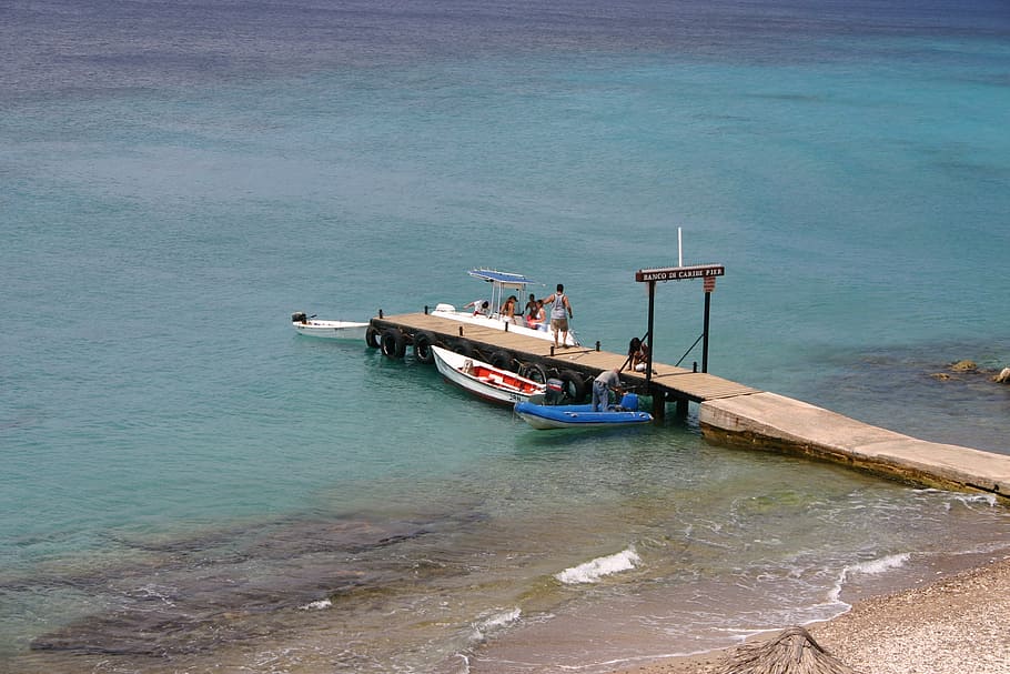 curacao, platja, aigua, vaixell nàutic, transport, manera de transport, mar, dia, viatjar, naturalesa, a l'aire lliure, bellesa a la natura, homes, davant del mar, vista d’angle alt, persones incidentals, persones reals, escenics - natura, amarrat, blau, vaixell de pesca, 2K