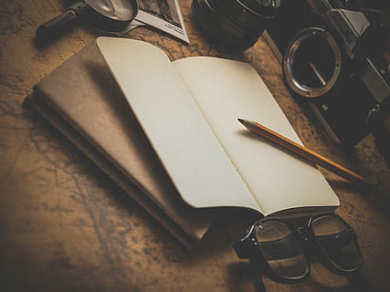 marron, crayon, blanc, livre, à côté de, noir, lunettes, jaune, Haut, carnet, caméra, journal, bureau, papier, journal intime, table, vieux, verre, Voyage, la photographie, aventureux, aventure, vue grand angle, stylo, personne, nature morte, à l'intérieur, publication, des lunettes, fermer, bien encre, instrument d'écriture, bois - matériau, groupe d'objets, grand groupe d'objets, antique, récipient, 4K, CC0, domaine public, libre de droits