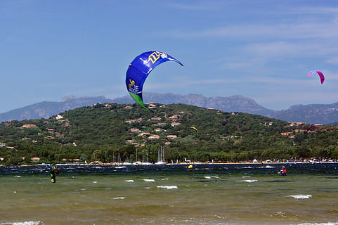 pláž, kitesurf, vítr, mraky, Dovolená, extrémní sporty, voda, dobrodružství, paragliding, padák, sport, volnočasové aktivity, skutečných lidí, létající, nebe, hora, životního stylu, střední vzduch, Příroda, den, krása v přírodě, k nepoznání člověka, přeprava, skupina lidí, svoboda, kiteboarding, parasailing, venku, 2K, CC0, veřejná doména, bez autorských práv
