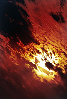 ild, overskyet, skyer, sollys, himmel, sol, lys, plads, rød, sky - himmel, astronomi, natur, orange farve, solnedgang, ingen mennesker, skønhed i naturen, varme - temperatur, scenics - natur, udendørs, nat, glødende, lav vinkel visning, idyllisk, ro, gul, fuld ramme, flamme, baggrunde, brænding, 5K, CC0, offentligt domæne, royaltyfrie
