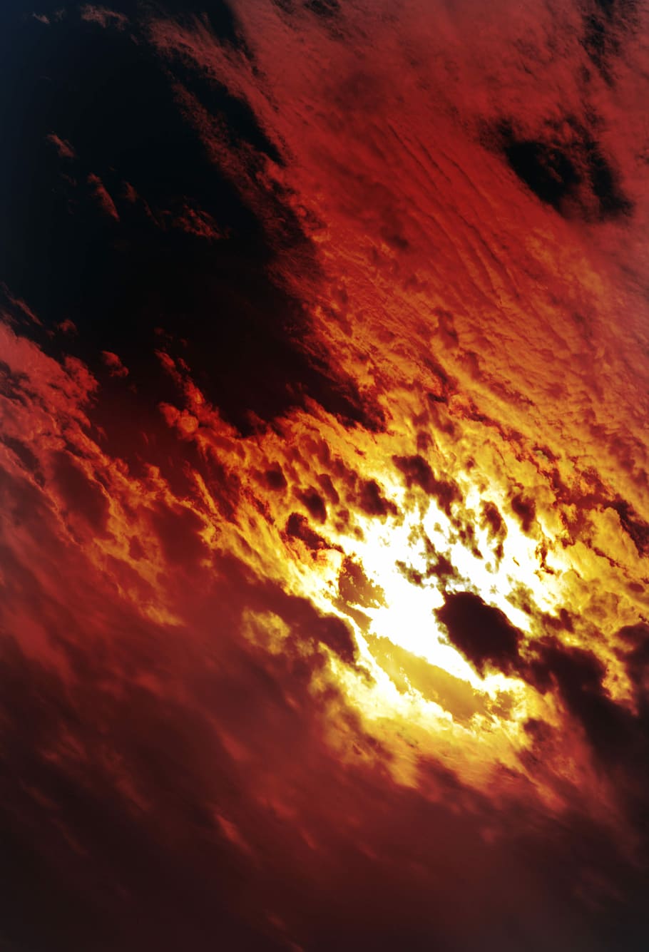 ild, overskyet, skyer, sollys, himmel, sol, lys, plads, rød, sky - himmel, astronomi, natur, orange farve, solnedgang, ingen mennesker, skønhed i naturen, varme - temperatur, scenics - natur, udendørs, nat, glødende, lav vinkel visning, idyllisk, ro, gul, fuld ramme, flamme, baggrunde, brænding, 5K