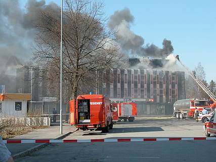 Feuer, Feuerwehrauto, Rauch, Feuerwehrmann, Transport, Rauch - physische Struktur, Baum, Transportmittel, kahler Baum, Gebäudehülle, Tag, Landfahrzeug, LKW, Natur, Industrie, die Architektur, gebaute Struktur, Himmel, keine Leute, Umweltprobleme, draußen, Dampf, Bewegung, Unfälle und Katastrophen, Verschmutzung, Luftverschmutzung, 2K, CC0, gemeinfrei, lizenzfrei