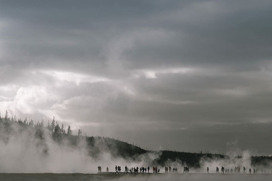Menschen, Berg, Nebel, Gehen, Dampf, Wolke, Himmel, Strand, Rauch, Park, Geysir, Tourist, Midway Geysir Becken, National Park Service, Nationalpark, Yellowstone, wolke - himmel, Schönheit in der Natur, Szenen - Natur, Natur, Wasser, Nicht-städtische Szene, Umgebung, Baum, Rauch - physische Struktur, ruhige Szene, Tag, Pflanze, Ruhe, Land, Sturm, draußen, keine Leute, Heiße Quelle, Kraft in der Natur, 2K