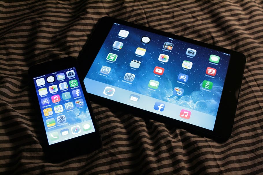 to, skrudd på, svart, android smartphone, tablett, tekstil, ipad, iphone, eple, smarttelefon, mobiltelefon, seng, teknologi, mobil, touch-skjerm, kommunikasjon, telefon, trådløs teknologi, innendørs, nærbilde, høy vinkel visning, rett over, bærbar informasjonsenhet, forbindelse, skjerm, ingen folk, avslapning, smart telefon, valg, kunstkultur og underholdning, mobilapp, internett, 4K