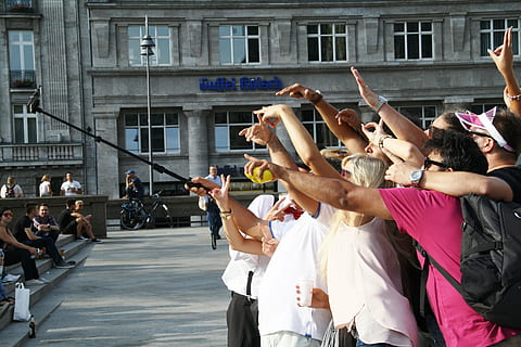 persones que prenen groufie, selfie, humà, més, Colònia, dom, gent, multitud, celebració, arquitectura, persones reals, grup de persones, estructura construïda, ciutat, gran grup de persones, homes, exterior de l'edifici, esdeveniment, dia, dones, cultura i entreteniment artístic, música, carrer, adult, activitat d'oci, estils de vida, a l'aire lliure, braç humà, braços aixecats, Festival, 4K, CC0, domini públic, lliure de regalies