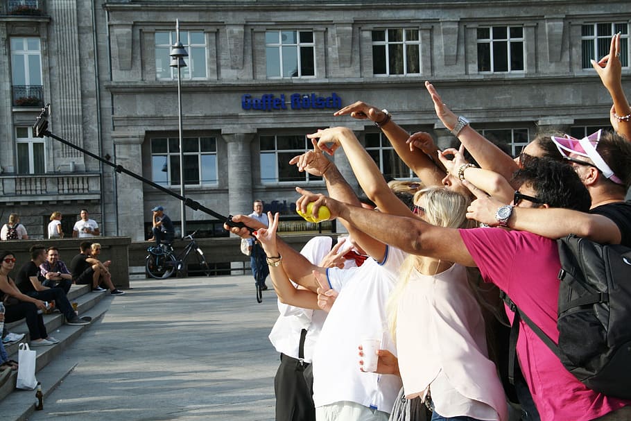 persones que prenen groufie, selfie, humà, més, Colònia, dom, gent, multitud, celebració, arquitectura, persones reals, grup de persones, estructura construïda, ciutat, gran grup de persones, homes, exterior de l'edifici, esdeveniment, dia, dones, cultura i entreteniment artístic, música, carrer, adult, activitat d'oci, estils de vida, a l'aire lliure, braç humà, braços aixecats, Festival, 4K