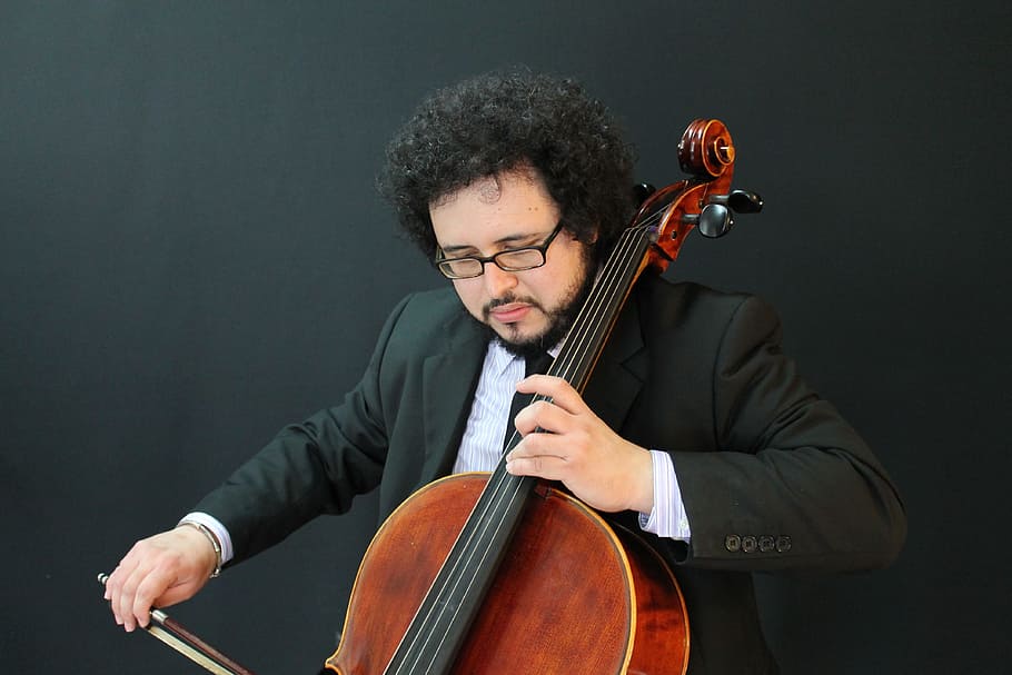 violí, mestre, instruments, violinista, músic, música, instrument musical, una persona, artista, cultura i entreteniment artístic, instrument de corda, rendiment, celebració, equipament musical, homes, vista frontal, a l'interior, violoncel, jugant, habilitat, adult, tir de l'estudi, ulleres, violoncel·lista, homes madurs, fons negre, arc - equipament musical, 4K