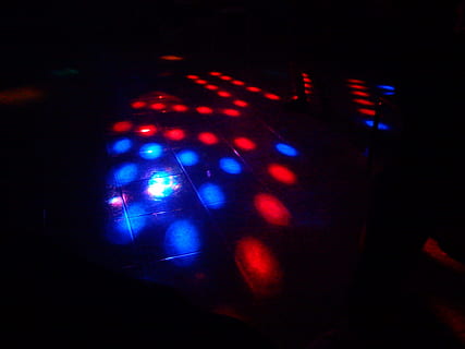 Blau, rot, Punktlichter, Beleuchtung, Platte, Disko, Lichtanlage, Technologie, beleuchtet, Nachtclub, Musik-, keine Leute, Nacht-, mehrfarbig, drinnen, Nachtleben, Elektrizität, Licht - natürliches Phänomen, Kunst, Kultur und Unterhaltung, Licht, dunkel, schwarzer Hintergrund, abstrakt, Nahansicht, glühend, Disco Lichter, Bühnenlicht, elektrische Ausrüstung, clubbing, 1080P, CC0, gemeinfrei, lizenzfrei