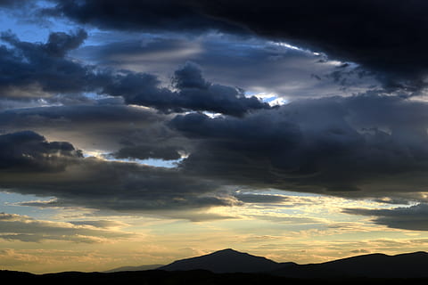 solnedgang, himmel, skyer, bjerge, udsigt, natur, sol, solen, vest, lys, baggrundslyset, aften, sky - himmel, skønhed i naturen, scenics - natur, silhuet, rolig scene, ro, dramatisk himmel, bjerg, miljø, ingen mennesker, idyllisk, bjergkæde, mørk, udendørs, storm, sollys, lyse, meteorologi, ildevarslende, 5K, CC0, offentligt domæne, royaltyfrie