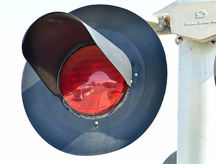 togsignal, afspejling, bus, advarselslys, rød farve, sikkerhed, beskyttelse, tæt på, rød, skilt, ingen mennesker, teknologi, lys, manden lavet, stoplys, kontrollere, transportmidler, menneskeskabt objekt, sikkerhedssystem, metal, udendørs, belysningsudstyr, vej, meddelelse, 4K, CC0, offentligt domæne, royaltyfrie