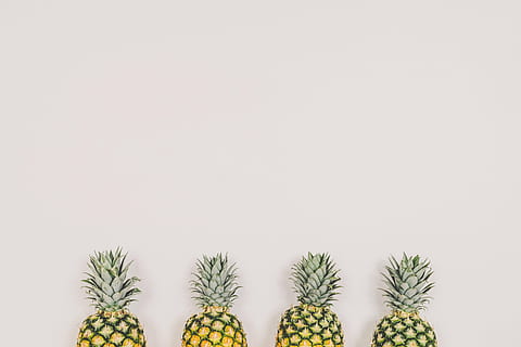quatro, abacaxis, branco, parede, fruta, fundo branco, copyspace, mínimo, abacaxi, Comida, frescura, maduro, Alimentação saudável, banana, tiro do estúdio, copie o espaço, plantar, ninguém, cor verde, natureza, dentro de casa, flor, lado a lado, crescimento, cacto, em uma sequência, planta suculenta, simplicidade, beleza na natureza, amarelo, grupo de objetos, arranjo de flores, 5K, CC0, domínio público, royalty free