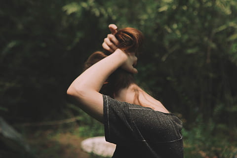 in piedi, donna, legando, capelli, giorno, donna in piedi, donne, all'aperto, natura, persone, una persona, etnia caucasica, femmine, giovane adulto, adulto, bellezza, estate, giovani donne, bellissimo, stili di vita, foresta, solo adulti, solo una donna, capelli castani, solo donne, concentrarsi sulle conoscenze acquisite, vista laterale, albero, persone reali, acconciatura, pianta, attività di svago, terra, contemplazione, volto oscurato, 5K, CC0, dominio pubblico, privo di copyright